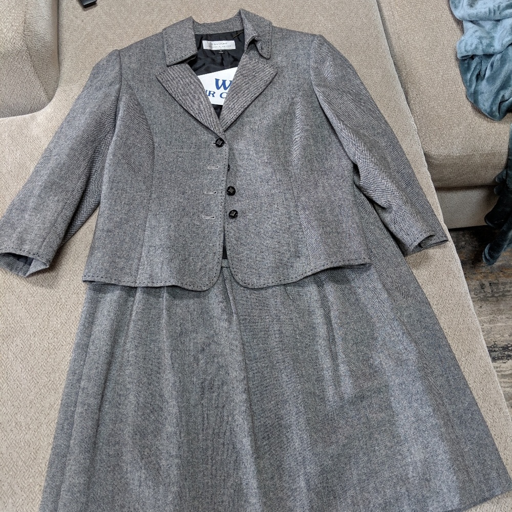 TAHARI skirt suit set